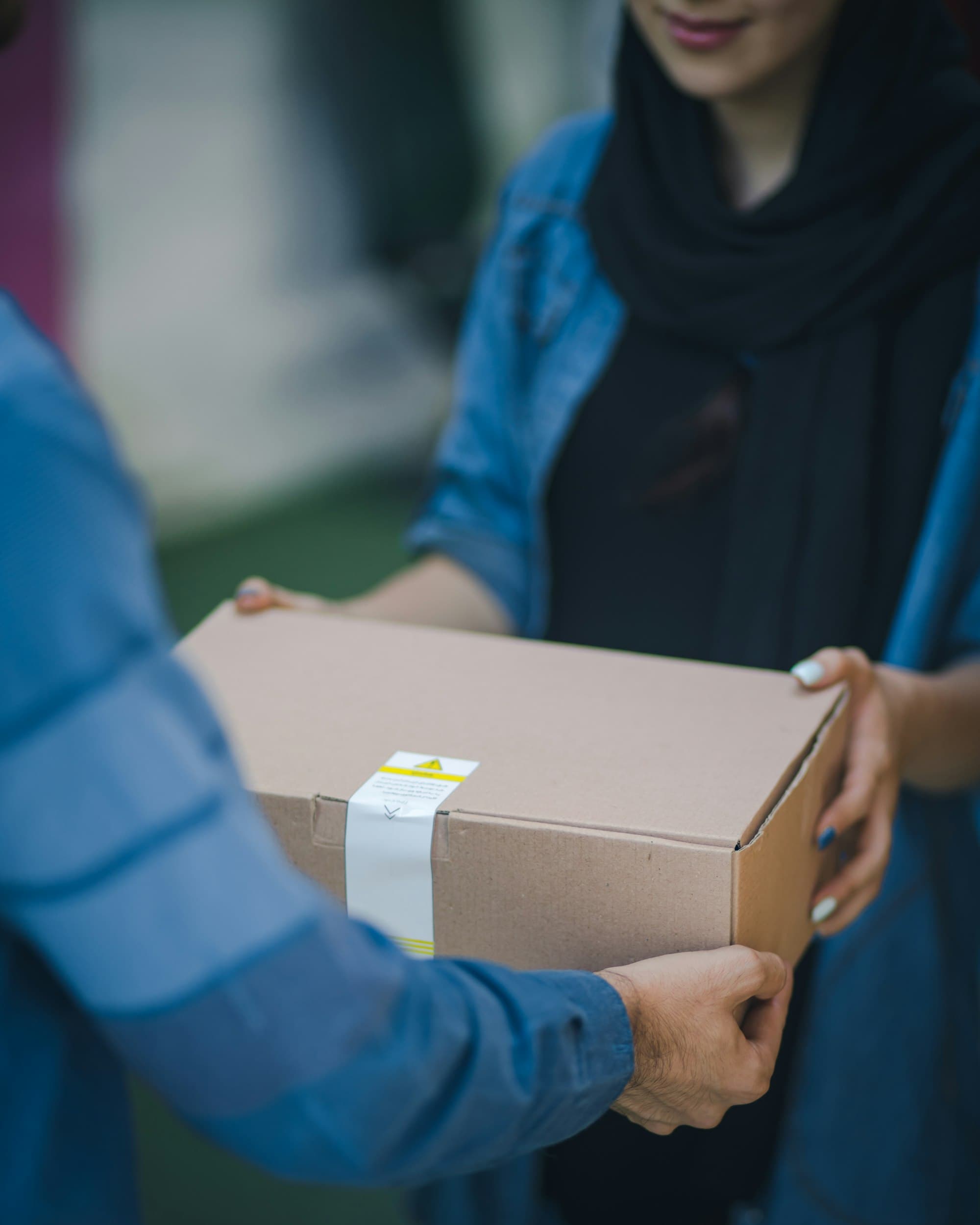 Bezorger overhandigt een pakket aan de ontvanger